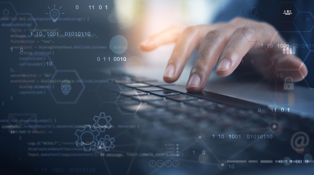 Une femme d'affaires travaillant sur un ordinateur portable avec un diagramme numérique, des données personnelles, des interfaces graphiques financières et des icônes de technologie de réseau Internet, un écran virtuel futuriste.