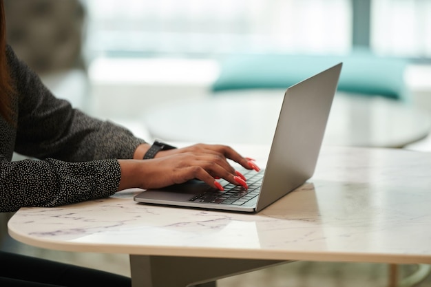 Femme d&#39;affaires travaillant sur ordinateur portable