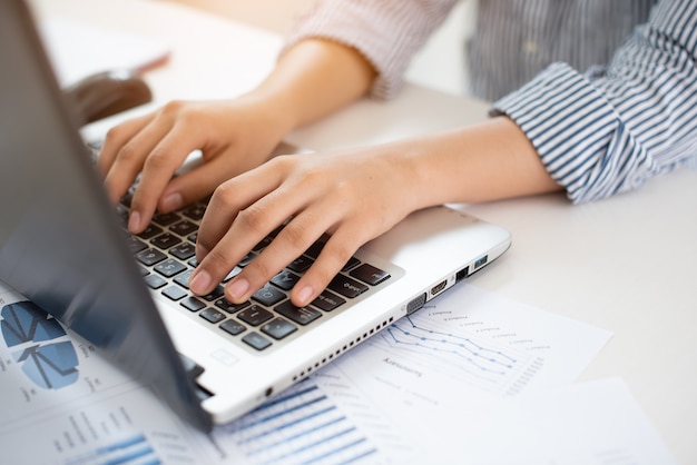 Femme d&#39;affaires travaillant avec ordinateur portable.