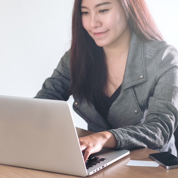 femme d&#39;affaires travaillant sur ordinateur portable