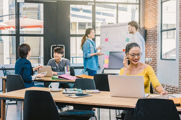 Femme d&#39;affaires travaillant avec ordinateur