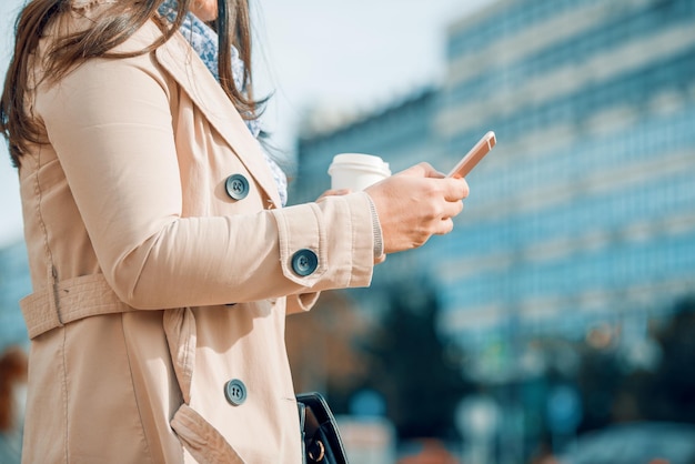 Femme d'affaires travaillant sur la pause-café