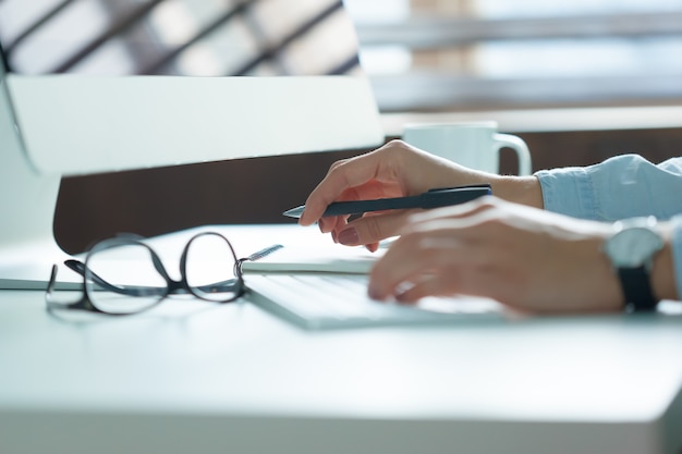 Femme d&#39;affaires travaillant à son bureau