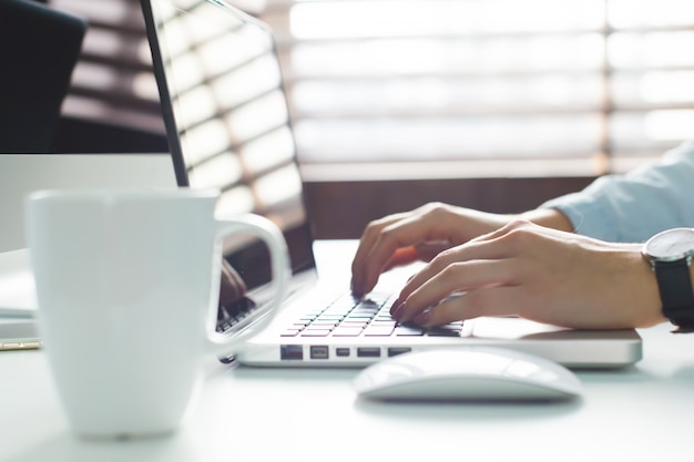 Femme d'affaires travaillant à son bureau