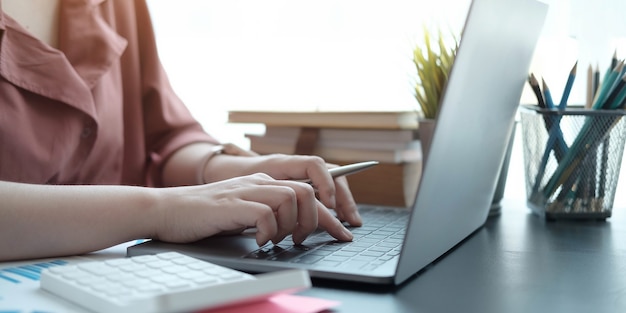 Femme D'affaires Travaillant Sur Son Ordinateur Portable Au Bureau En Gros Plan