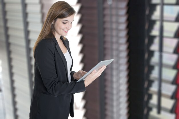 Femme d'affaires travaillant avec une tablette informatique au bureau