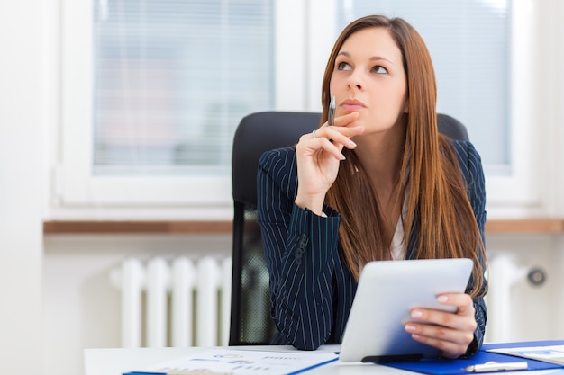 Femme d&#39;affaires travaillant sur tablette numérique