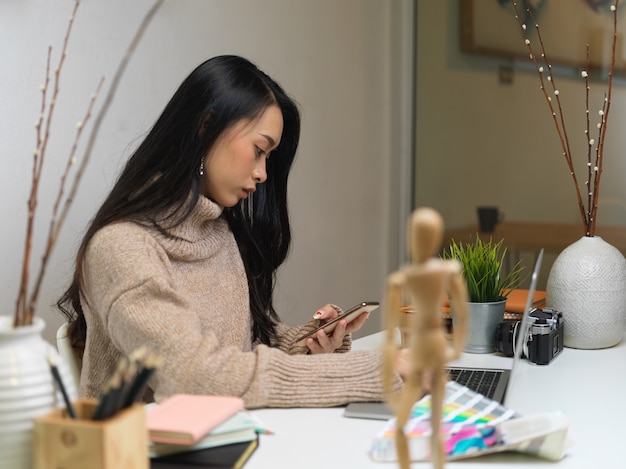 Femme D'affaires Travaillant Avec Tablette Numérique