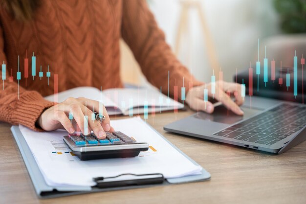 Femme d'affaires travaillant avec une tablette et utilisant une calculatrice pour calculer le nombre de charges statiques dans le concept de comptabilité financière de bureau