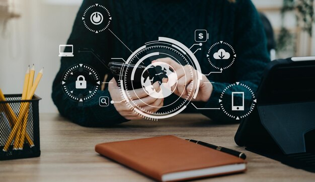 Femme d'affaires travaillant avec un téléphone intelligent, un ordinateur portable et une tablette numérique