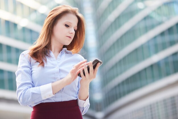 Femme d'affaires travaillant avec un téléphone portable en milieu urbain