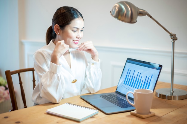 Femme d'affaires travaille dans son bureau