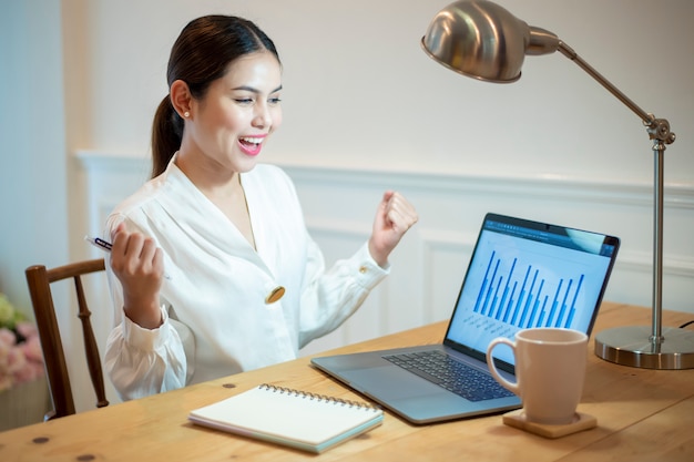 Femme d'affaires travaille dans son bureau