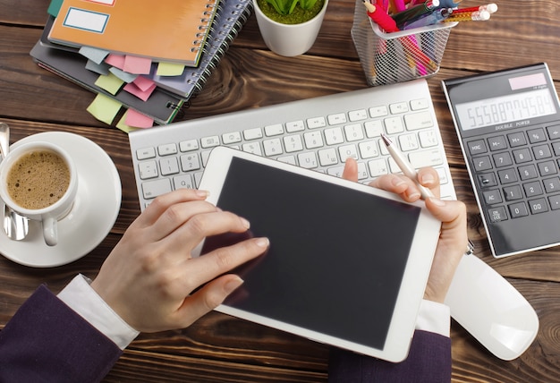 Femme d'affaires travaille avec des documents commerciaux au bureau.