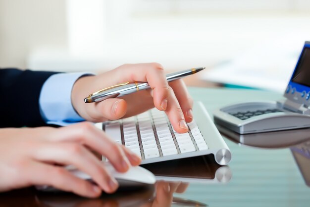 Femme d'affaires travaille avec des documents commerciaux au bureau.