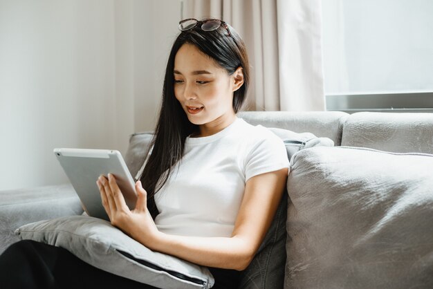 Une femme d'affaires travaille avec un ordinateur portable à la maison, une femme travaillant avec des entreprises et des technologies de communication en ligne, un bureau avec un ordinateur portable à l'intérieur isolé dans une maison