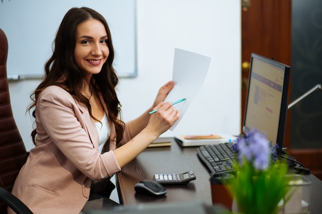 Femme affaires, travailler bureau, à, documents