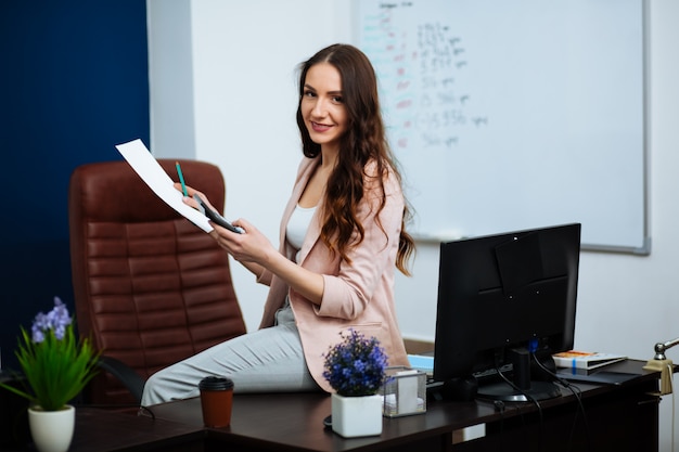 Femme affaires, travailler bureau, à, documents