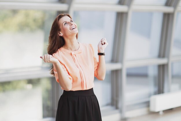 Femme d'affaires très heureuse sur le fond du bureau