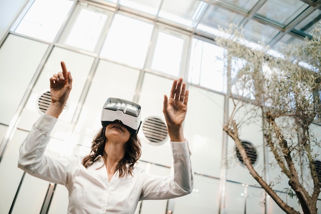 Femme d'affaires utilisant des lunettes VR au bureau