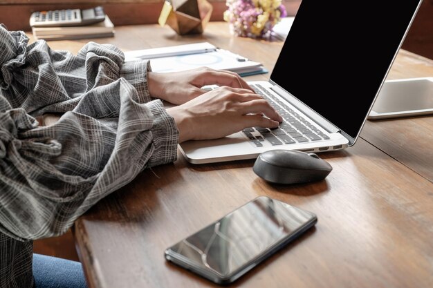 Une femme d'affaires utilisant un ordinateur portable au bureau