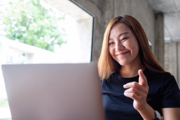 Une femme d'affaires utilisant un ordinateur portable pour travailler en ligne et en vidéoconférence