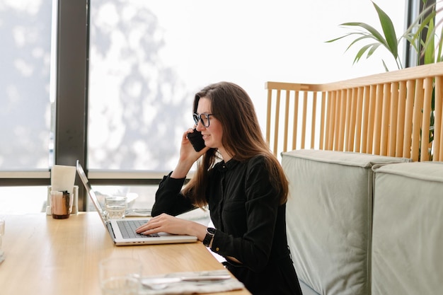 Femme d&#39;affaires utilisant un ordinateur portable