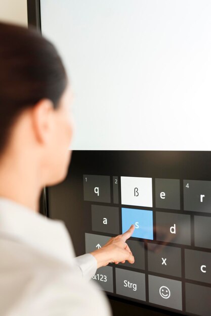 Femme d'affaires utilisant la projection d'un clavier