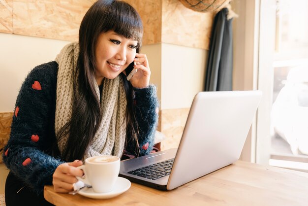 Femme d'affaires utilisant son ordinateur portable dans le café. Concept d'entreprise