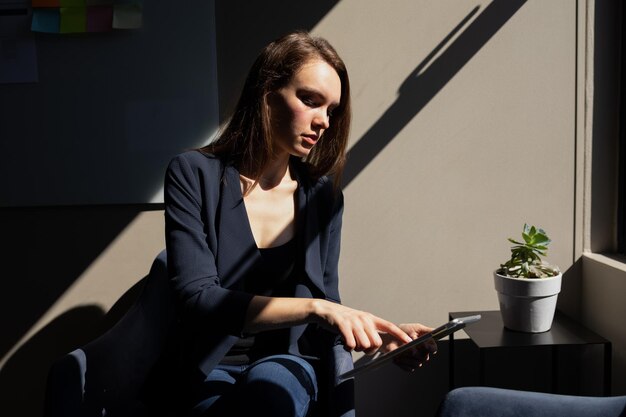 Photo une femme d'affaires utilisant une tablette numérique dans un bureau moderne