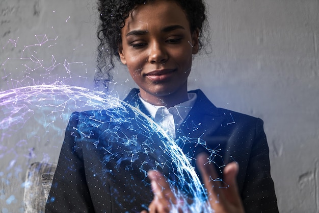 Femme d'affaires utilisant le travail téléphonique dans un bureau moderne sur un nouveau projet Double exposition Concept de réussite Hologramme de technologie abstraite