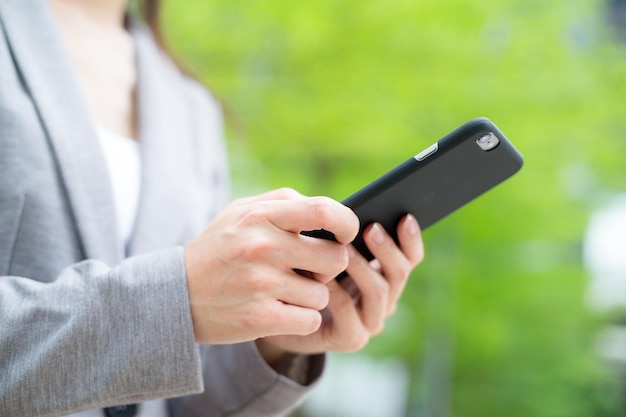 Femme d'affaires utilisation du téléphone portable sur fond vert