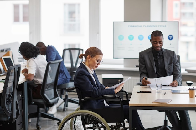 femme affaires, utilisation, fauteuil roulant, vue côté