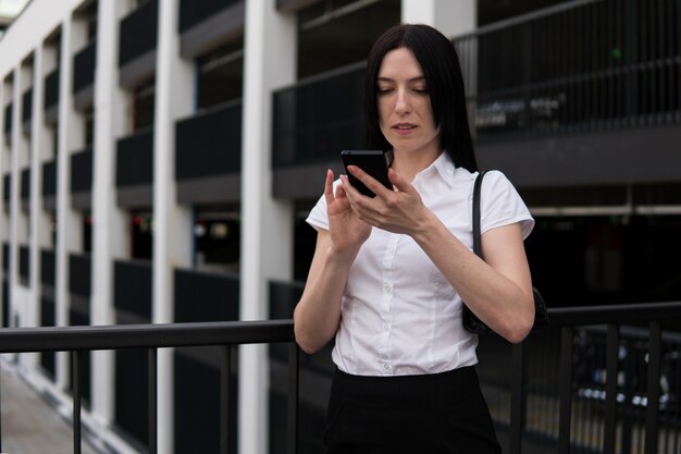 Femme affaires, utilisation, smartphone