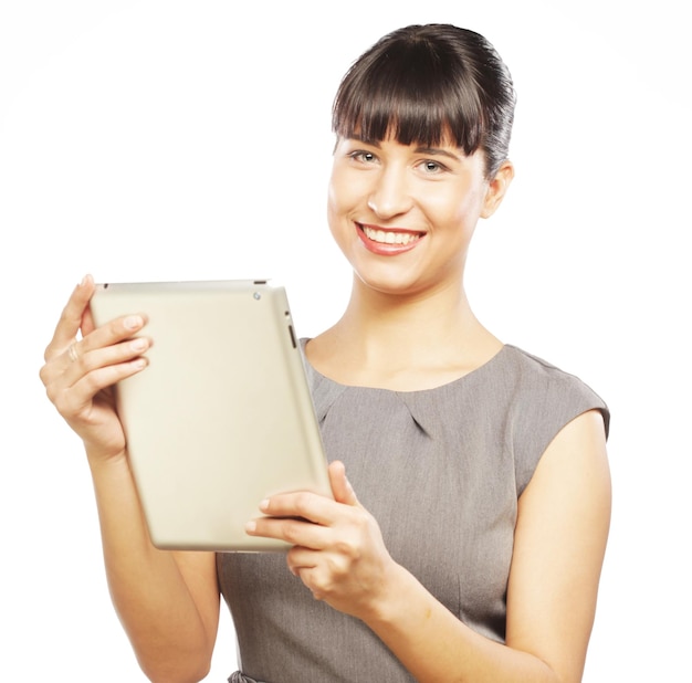 Femme d'affaires utilise un ordinateur tablette mobile