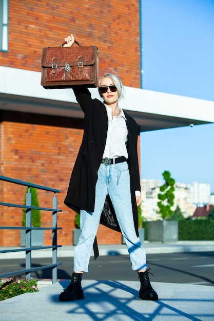 femme affaires, à, valise, dehors