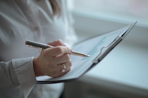 femme d'affaires vérifiant le calendrier financier.