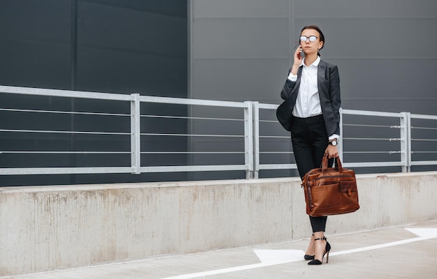 Une femme d'affaires vérifie l'heure dans la ville pendant une journée de travail en attendant une réunion Discipline et timing Un employé se rend à une réunion d'entreprise