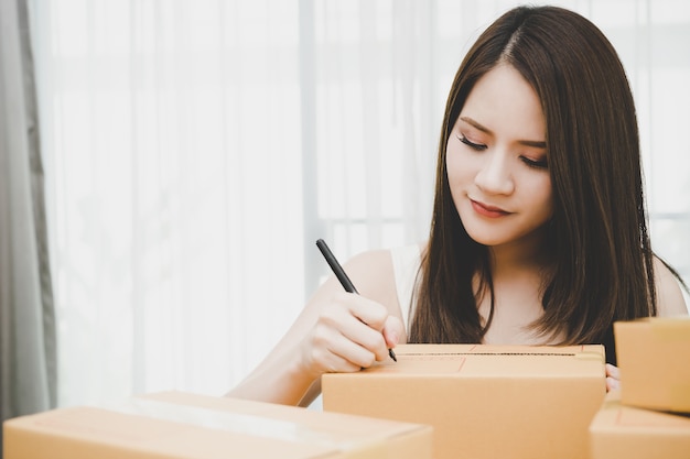 Femme d&#39;affaires vérifie stock dans son entreprise à domicile en ligne