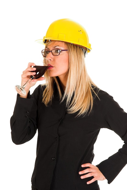 Femme d'affaires avec un verre de vin