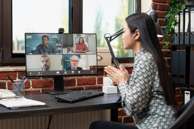 Une femme d'affaires en vidéoconférence avec l'équipe