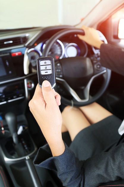 Femme d&#39;affaires Voir la clé à distance dans la voiture de véhicule moderne.