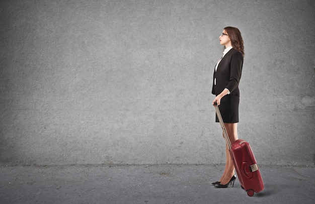 Femme d'affaires voyageant avec un bagage