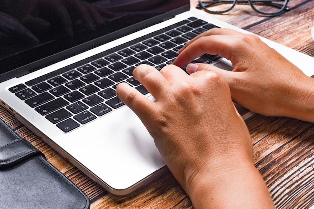 Femme d'affaires vue de dessus tapant sur ordinateur portable au lieu de travail Femme travaillant au clavier de main de bureau à domicile. Concept de lieu de travail