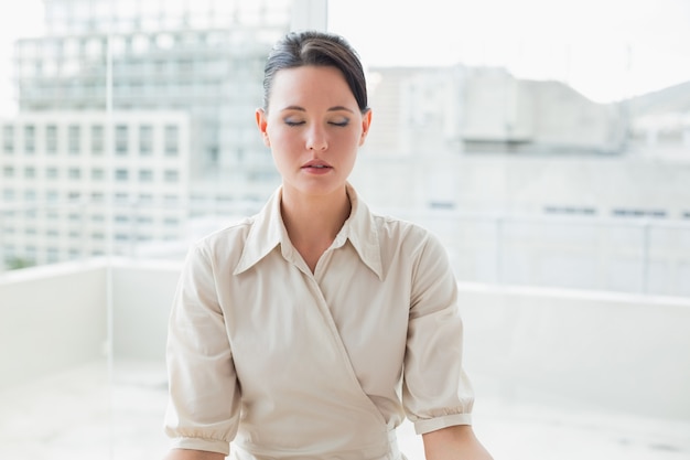 Femme d&#39;affaires avec les yeux fermés atoffice