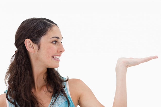 Femme affichant un espace de copie