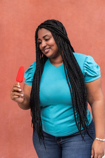 Femme africaine appréciant Popsicle en vacances