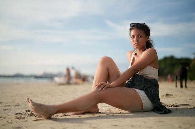 Femme africaine assise sur la plage Portrait sexy femme africaine voyage ping et se détendre en été avec la nature tropicale