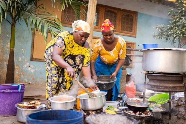 Femme Africaine Cuisinant Des Plats Traditionnels Dans La Rue