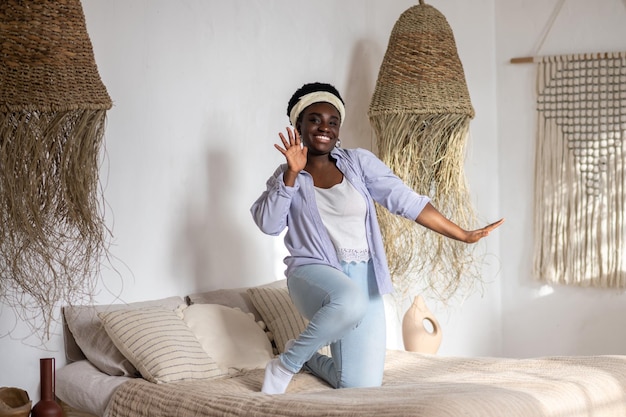 Femme africaine dans une chambre à coucher avec intérieur ethnique